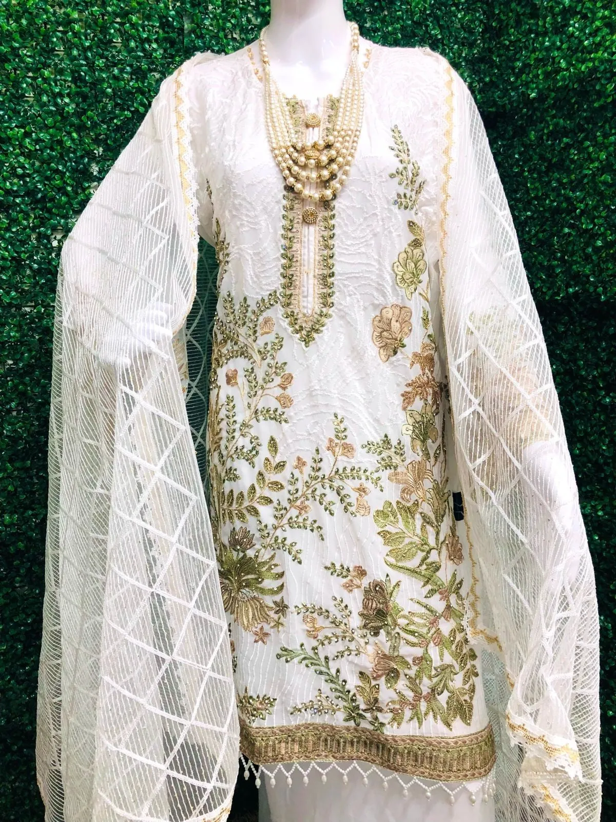 Beautiful White Luxurious Pakistani Style Salawar Kameez