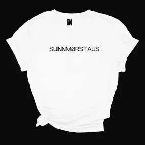 SUNNMØRSTAUS Sunnmørs TEE t-skjorte i dame modell med Sunnmørs-sitat og uttrykk